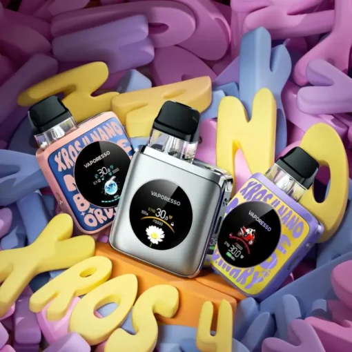 Απεικόνιση του Vaporesso XROS 4 Nano σε διάφορα χρώματα σε ένα χώρο γεμάτο πολύχρωμα τρισδιάστατα γράμματα