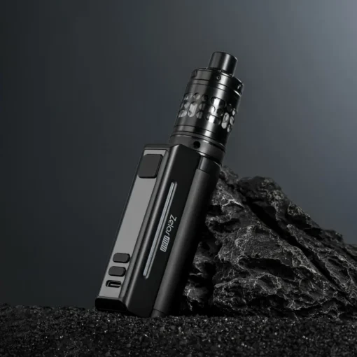 Απεικόνιση του Aspie Zelos M80 Kit σε μαύρο χρώμα που στηρίζεται σε εναν βράχο.